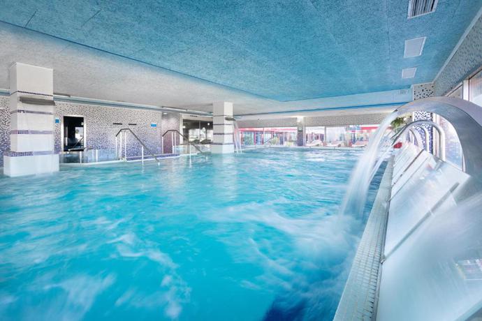 Imagen de la piscina del Hotel Alexandre Frontair Congress. Foto 24