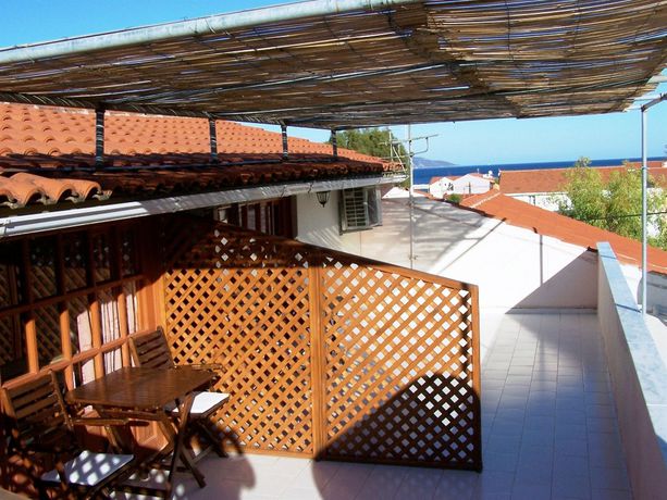 Imagen de los exteriores del Hotel Alexatos Studios. Foto 14