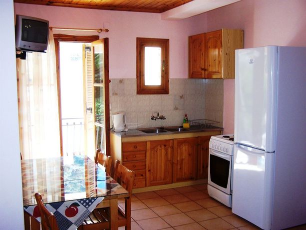 Imagen de los exteriores del Hotel Alexatos Studios. Foto 15