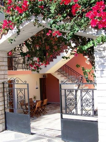 Imagen de los exteriores del Hotel Alexatos Studios. Foto 16