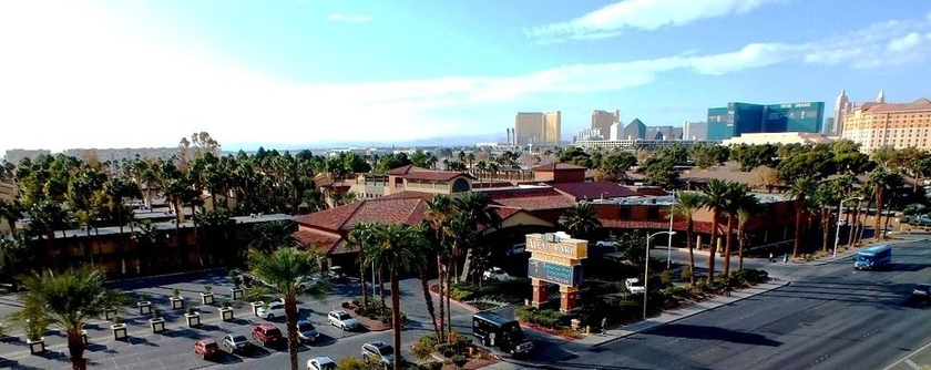 Imagen de los exteriores del Hotel Alexis Park All Suite Resort. Foto 8