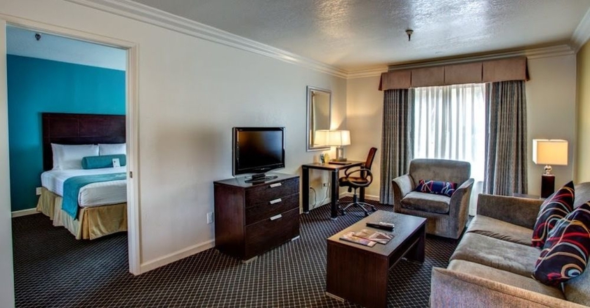 Imagen de la habitación del Hotel Alexis Park All Suite Resort. Foto 3