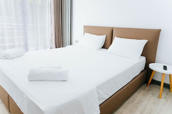 Imagen de la habitación del Hotel Alezzi Beach Resort. Foto 15