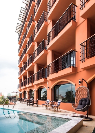 Imagen de la piscina del Hotel Alfahad. Foto 18