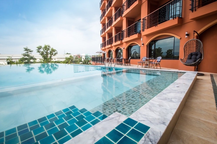 Imagen de la piscina del Hotel Alfahad. Foto 19