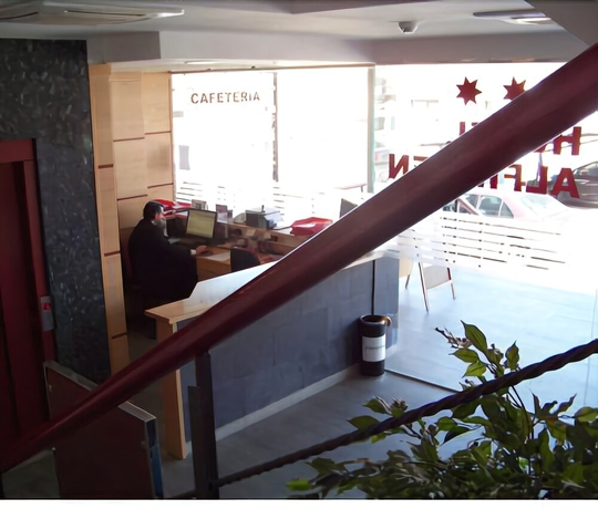 Imagen de los interiores del Hotel Alfinden. Foto 11