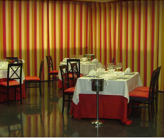 Imagen del bar/restaurante del Hotel Alfinden. Foto 2