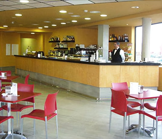 Imagen del bar/restaurante del Hotel Alfinden. Foto 4