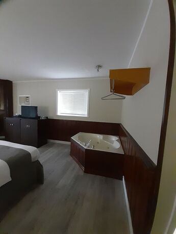 Imagen de la habitación del Hotel Algonquin Lakeside Inn. Foto 14