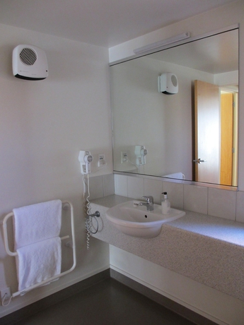 Imagen de la habitación del Hotel Alhambra Oaks Motor Lodge. Foto 3