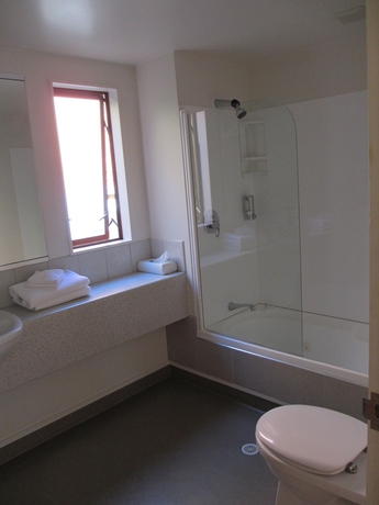 Imagen de la habitación del Hotel Alhambra Oaks Motor Lodge. Foto 4