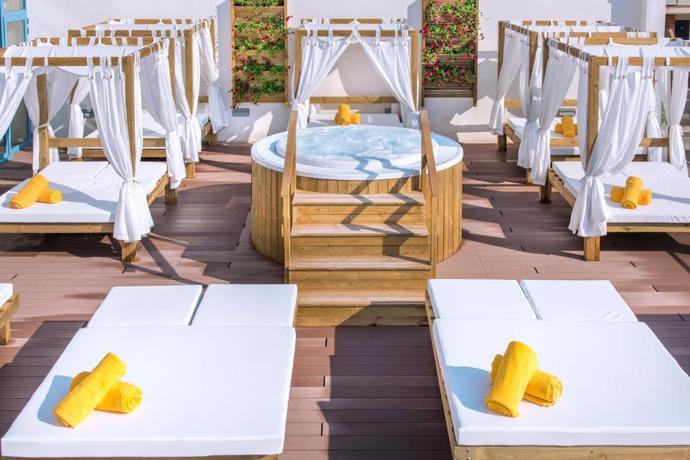 Imagen de los exteriores del Hotel Alhambra, Santa Susanna. Foto 13