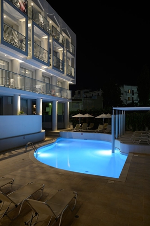 Imagen de la piscina del Hotel Alia Beach. Foto 19