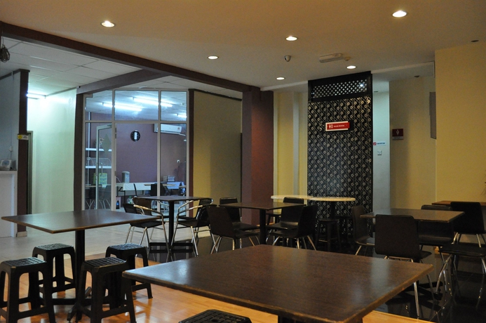 Imagen del bar/restaurante del Hotel Alia Express Ferringhi. Foto 3