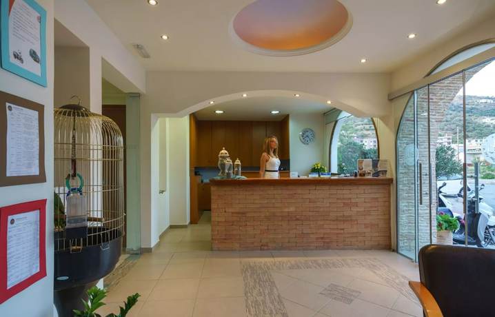 Imagen de los interiores del Hotel Alianthos Beach. Foto 19