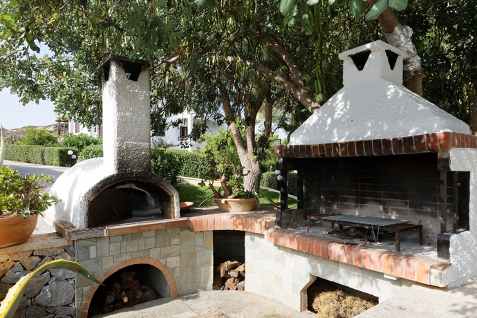 Imagen de los exteriores del Hotel Alianthos Suites. Foto 6