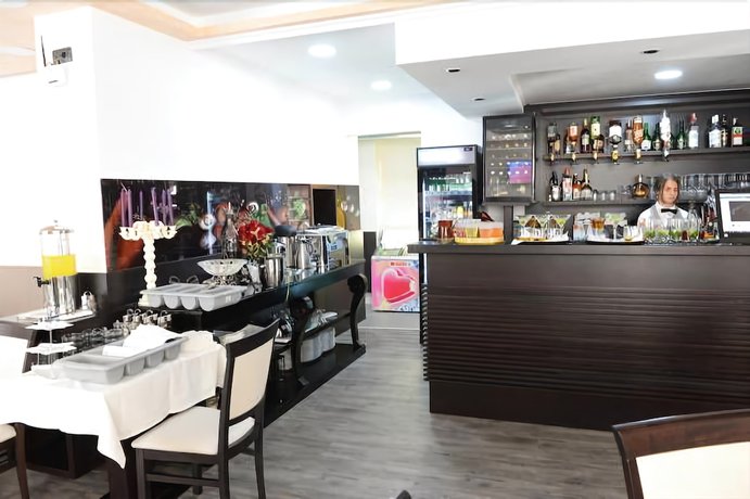 Imagen del bar/restaurante del Hotel Alibi Sabac. Foto 4