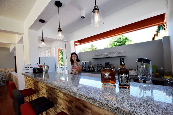 Imagen del bar/restaurante del Hotel Alicia Beach. Foto 8