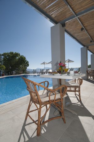 Imagen de la piscina del Hotel Aliki. Foto 16