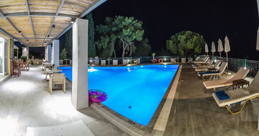 Imagen de la piscina del Hotel Aliki. Foto 17