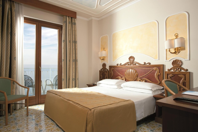 Imagen de la habitación del Hotel Alimuri Bay Resort. Foto 6