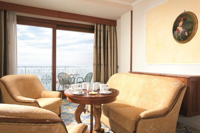 Imagen de la habitación del Hotel Alimuri Bay Resort. Foto 7