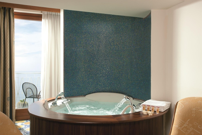 Imagen de la habitación del Hotel Alimuri Bay Resort. Foto 9