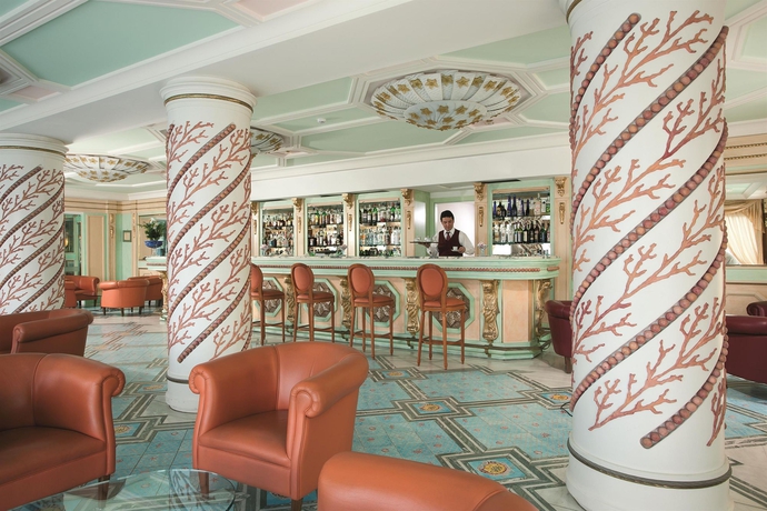 Imagen del bar/restaurante del Hotel Alimuri Bay Resort. Foto 2