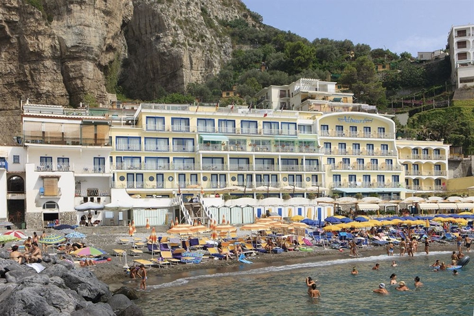 Imagen de los exteriores del Hotel Alimuri Bay Resort. Foto 14