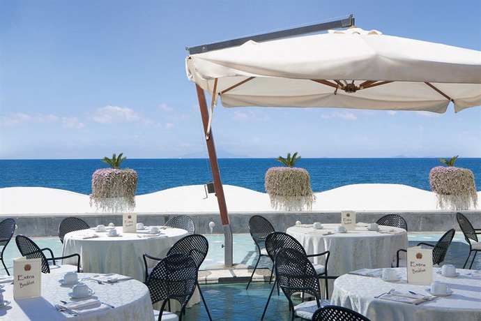 Imagen del bar/restaurante del Hotel Alimuri Bay Resort. Foto 4