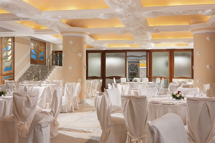 Imagen de los interiores del Hotel Alimuri Bay Resort. Foto 15