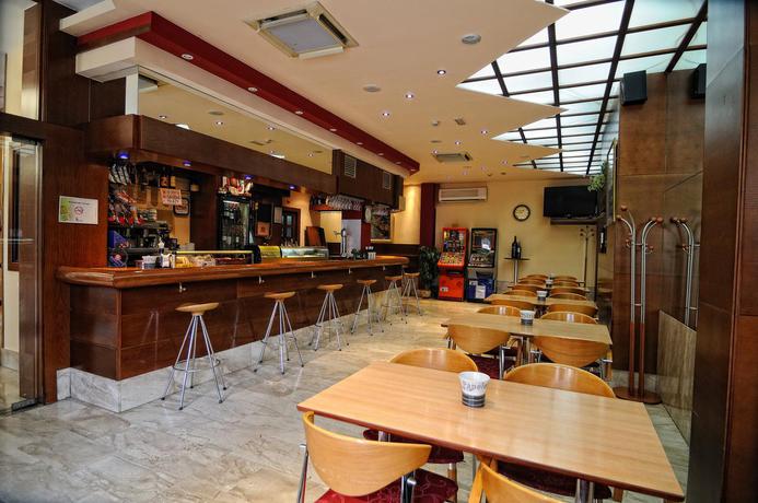 Imagen del bar/restaurante del Hotel Alisi. Foto 2