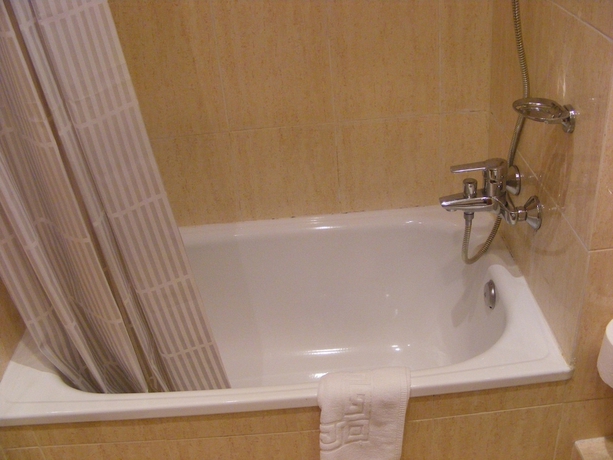 Imagen de la habitación del Hotel Alkázar, Valencia. Foto 17