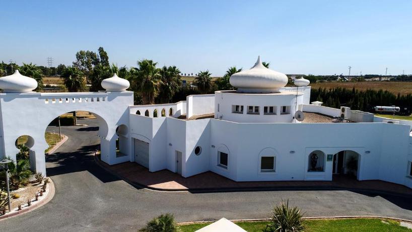 Imagen de los exteriores del Hotel Alkalat. Foto 14