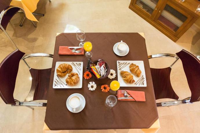 Imagen del bar/restaurante del Hotel Alkalat. Foto 2