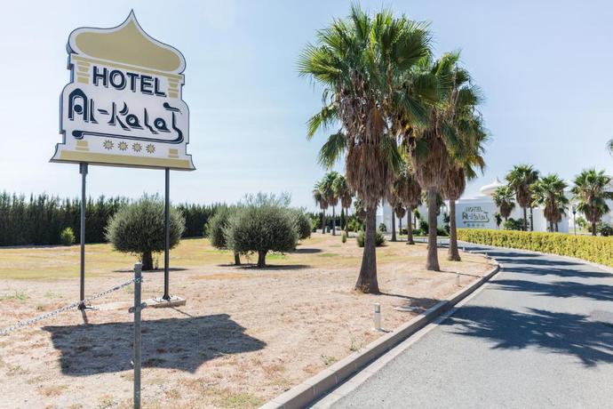 Imagen de los exteriores del Hotel Alkalat. Foto 15