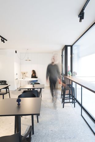 Imagen de los interiores del Hotel Alkamuri Posh and Spa. Foto 14