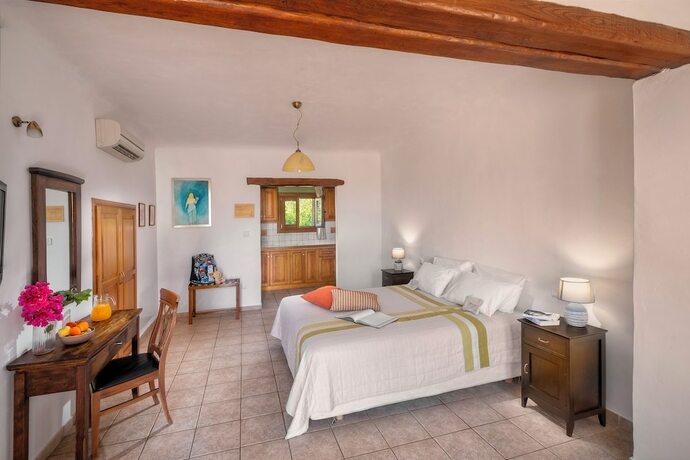 Imagen de la habitación del Hotel Alkifron Kala Nera. Foto 16