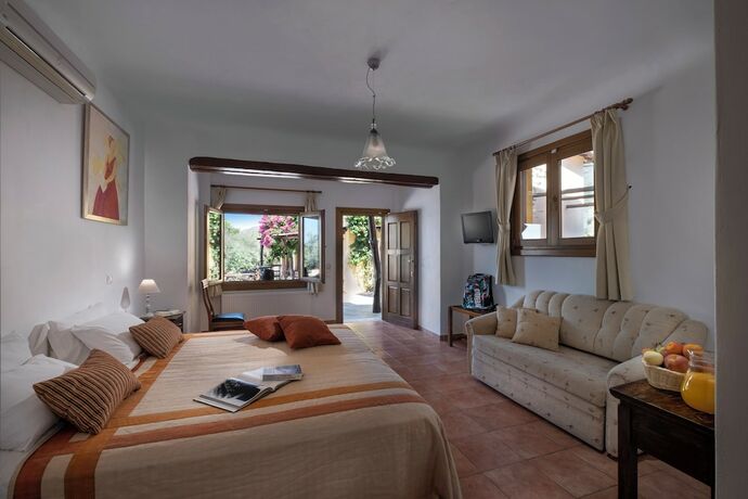 Imagen de la habitación del Hotel Alkifron Kala Nera. Foto 17