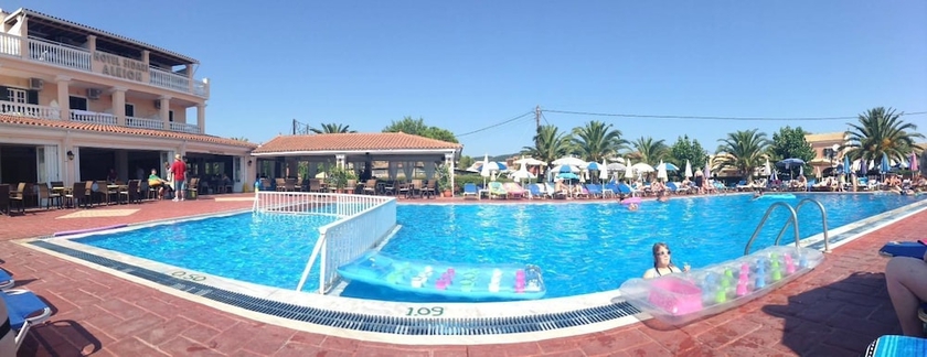 Imagen de la piscina del Hotel Alkion Sidari. Foto 18