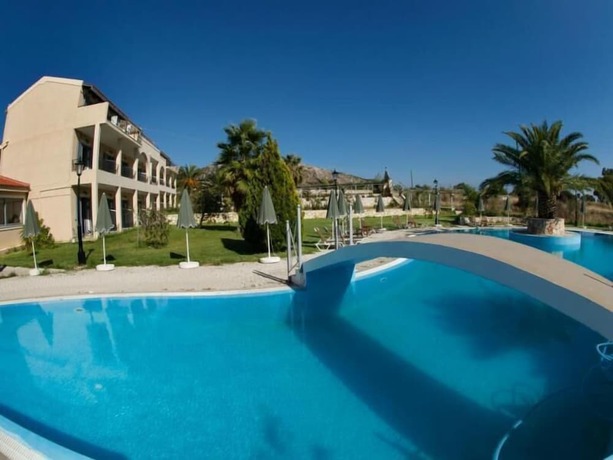 Imagen de la piscina del Hotel Alkioni. Foto 16