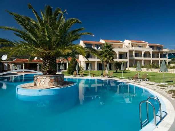 Imagen de la piscina del Hotel Alkioni. Foto 18