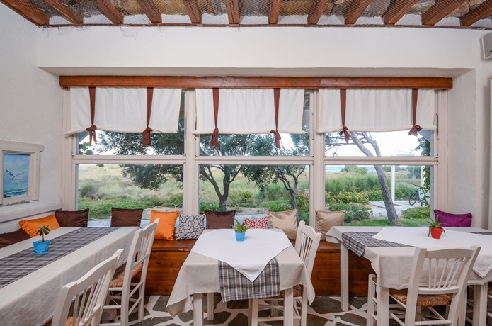 Imagen del bar/restaurante del Hotel Alkyoni Beach. Foto 4