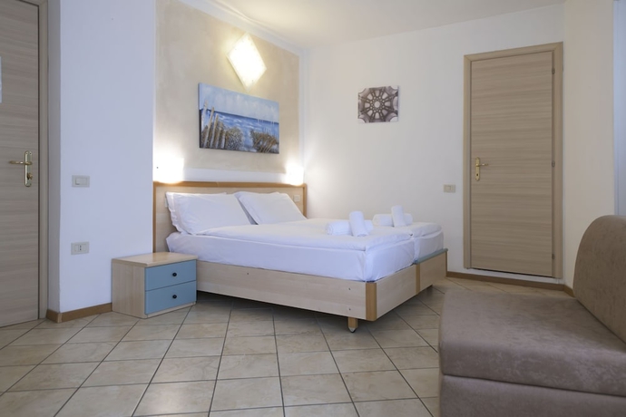 Imagen de la habitación del Hotel All Azzurro. Foto 15