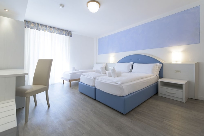 Imagen de la habitación del Hotel All Azzurro. Foto 17