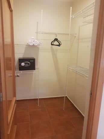 Imagen de la habitación del Hotel All Days Inn and Out. Foto 6