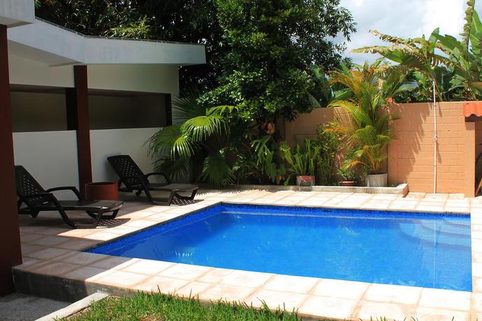 Imagen de la piscina del Hotel All Days Inn and Out. Foto 13