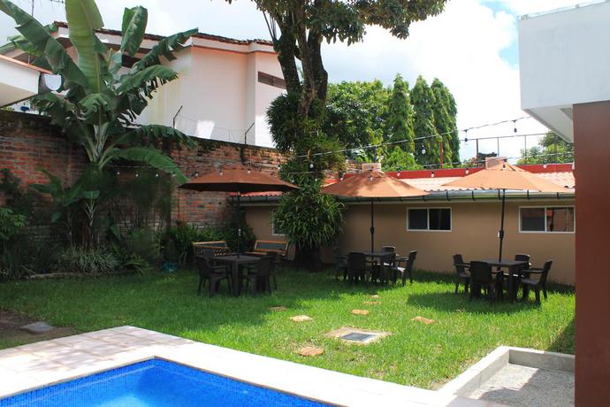 Imagen de la piscina del Hotel All Days Inn and Out. Foto 14