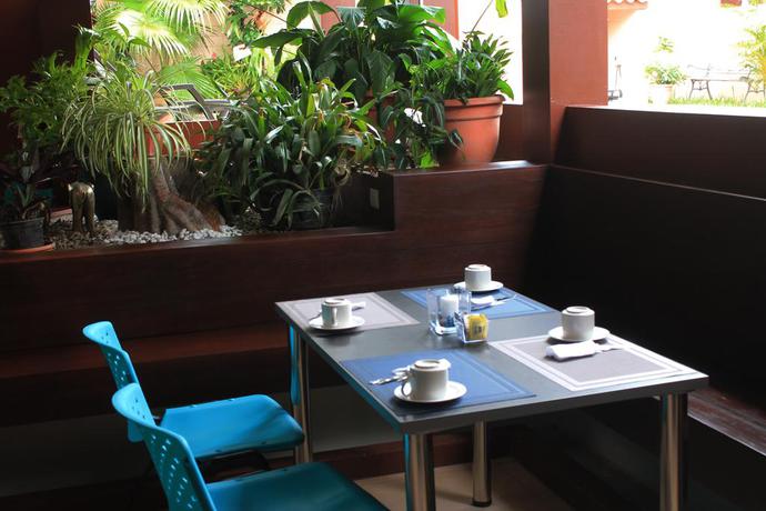 Imagen del bar/restaurante del Hotel All Days Inn and Out. Foto 2