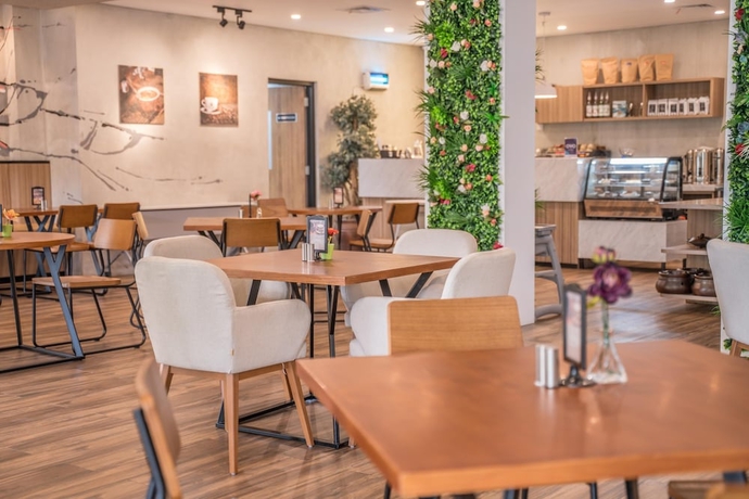 Imagen del bar/restaurante del Hotel All Nite and Day Residence - Kebon Jeruk - Chse Certified. Foto 2